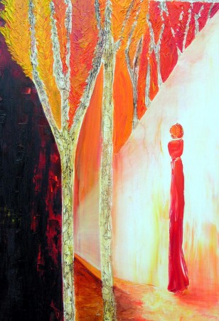 Femme en réflexion devant une nature boisée aux couleurs chaudes.