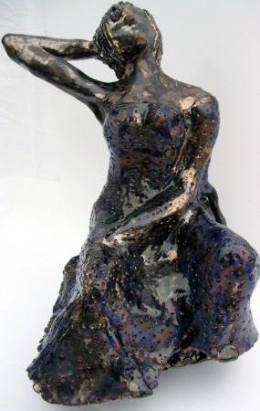 Sculpture en terre cuite emaillée couleur bronze. Reflets or pour la peau et bleu pour la robe.