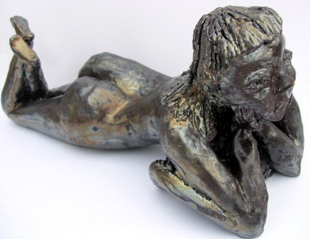 Sculpture en terre cuite emaillée couleur bronze. Reflets or pour la peau.
